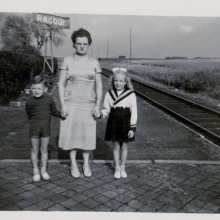 1957 René Cloes met mama en broertje